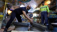 Abougendy, pemilik perusahaan rintisan Mobikya, menjual tempat tidur Sostaletta barunya yang terbuat dari limbah industri untuk menciptakan tempat tidur warna-warni yang nyaman dan berkelanjutan dengan biaya rendah.