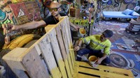 Satu tempat tidur harganya 70$ dan jika ditambah kasur, harganya hampir 100$.