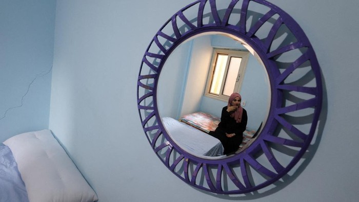 Limbah Industri 'Disulap' Jadi Tempat Tidur untuk Pengungsi Gaza Egyptian entrepreneur Ibrahim Abougendy, owner of Mobikya, sits on a bed recycled out of industrial waste called
