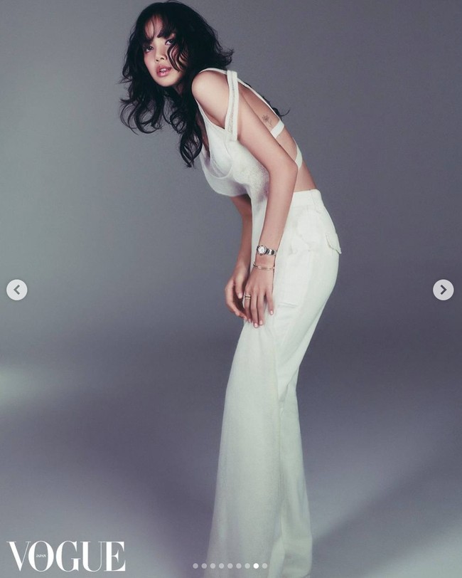 Gaun transparan yang dikenakan Lisa BLACKPINK merupakan koleksi brand Vvon Sugunnasil dari negara asalnya Thailand. Atasan seharga ฿11,900 atau Rp 5,4 jutaan itu dipadukan celana senada. Sementara kalung emasnya seharga $21,900 atau Rp 339 jutaan. Foto: dok. Vogue Japan