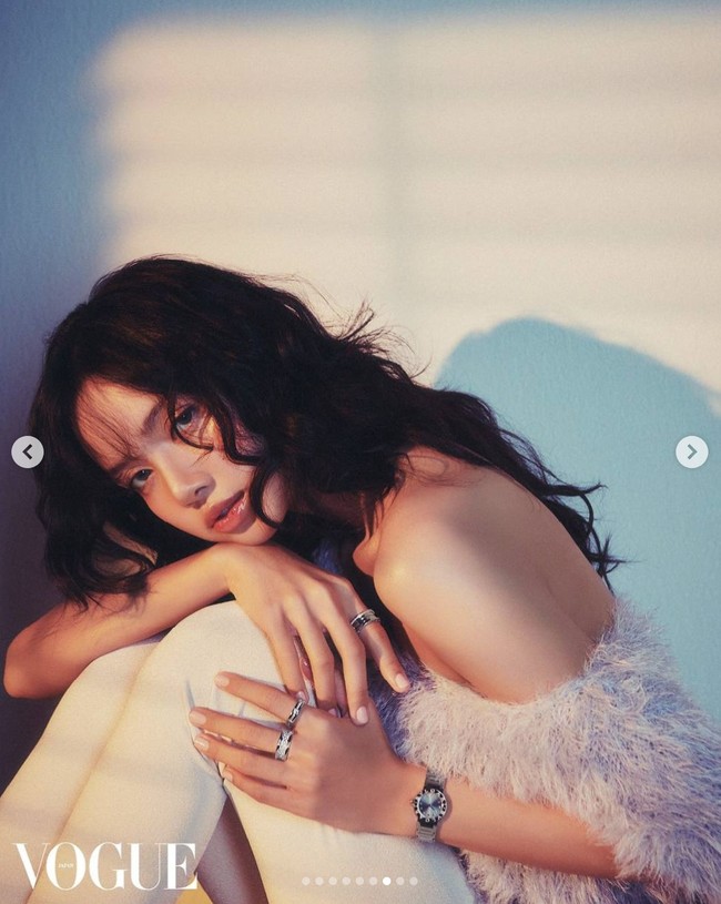 CEO LLOUD itu pun memamerkan sejumlah koleksi perhiasan emas putih BVLGARI. Item paling mahal yang dikenakannya ialah B.Zero1 Ring seharga $12,500 atau Rp 194 juta. Foto: dok. Vogue Japan