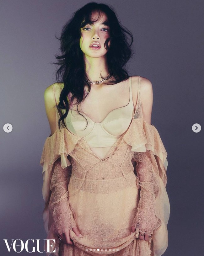 Lisa BLACKPINK tampil bak godess kala memakai gaun panjang berwarna nude dari brand Italia, DEL CORE yang dipadukan dengan atasan serupa bra. Masing-masing seharga €2,800 (Rp 48,5 juta) dan $1,310 (Rp 20,3 juta). Foto: dok. Vogue Japan