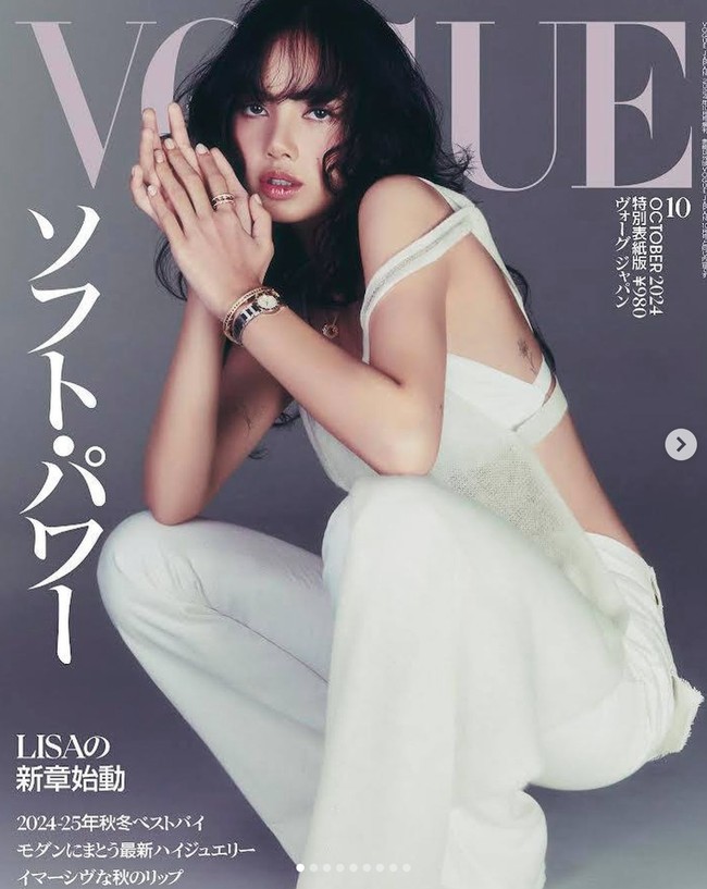 Untuk pemotretannya kali ini, Lisa BLACKPINK memamerkan tato bunga edelweis yang ada di belakang punggungnya. Dia pun memakai koleksi jam tangan hasil kolaborasinya dengan BVLGARI yang kerap dikenakan dalam sejumlah kesempatan. Foto: dok. Vogue Japan