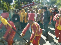 Tari Perang Soka Iringi Dae Yandi-Umi Ros Daftar Pilbup Bima ke KPU