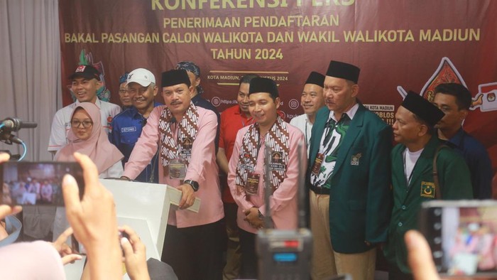 Maidi bersama F Bagus Panuntun usai mendaftar sebagai peserta Pilwali Madiun di KPU.