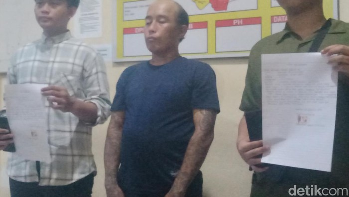 Sosok pria yang diamankan usai ketahuan curi handphone di warung samping Polsek Klaten Utara, Rabu (28/8/2024).