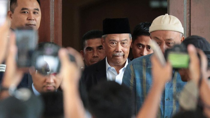 Mantan PM Malaysia Muhyiddin Yassin Didakwa Menghina Raja Malaysian opposition leader and former premier Muhyiddin Yassin gestures as he arrives at the Gua Musang Sessions Court in Gua Musang, Malaysia August 27, 2024. REUTERS/Hasnoor Hussain