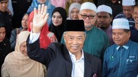 Malaysia merupakan monarki konstitusional, dengan pengaturan unik yang membuat takhta berpindah tangan setiap lima tahun antara penguasa sembilan negara bagian Malaysia, yang dipimpin oleh bangsawan Islam.  