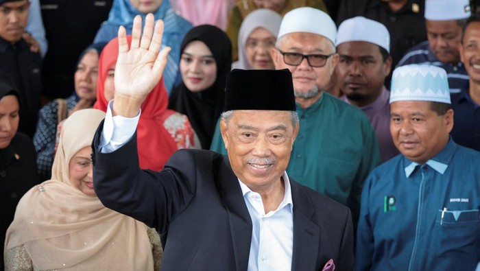 Mantan PM Malaysia Muhyiddin Yassin Didakwa Menghina Raja Malaysian opposition leader and former premier Muhyiddin Yassin gestures as he arrives at the Gua Musang Sessions Court in Gua Musang, Malaysia August 27, 2024. REUTERS/Hasnoor Hussain