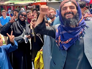 Foto Bareng Taliban, Travel Influencer Berhijab dari AS Dikecam!