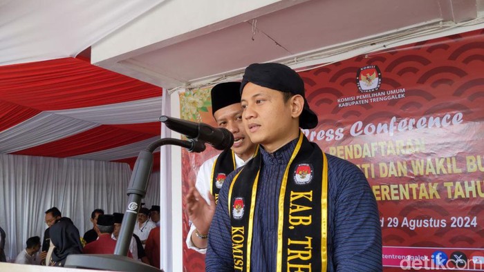 Mas Ipin bersama Syah Natanegara mendaftar ke KPU Trenggalek. Mas Ipin batal dampingi Risma sebagai cawagub di Pilgub Jatim 2024.