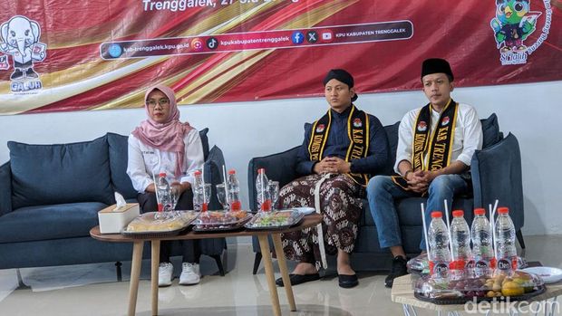 Mas Ipin bersama Syah Natanegara mendaftar ke KPU Trenggalek. Mas Ipin batal dampingi Risma sebagai cawagub di Pilgub Jatim 2024.