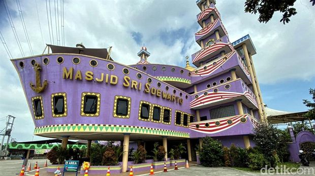 Masjid Perahu di Sukabumi.