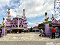Uniknya Masjid di Sukabumi, Berbentuk Perahu-Berwarna Ungu