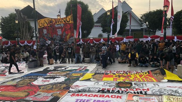 Massa Aksi Jogja Memanggil beroraasi di Gedung Agung, Rabu (28/8/2024).