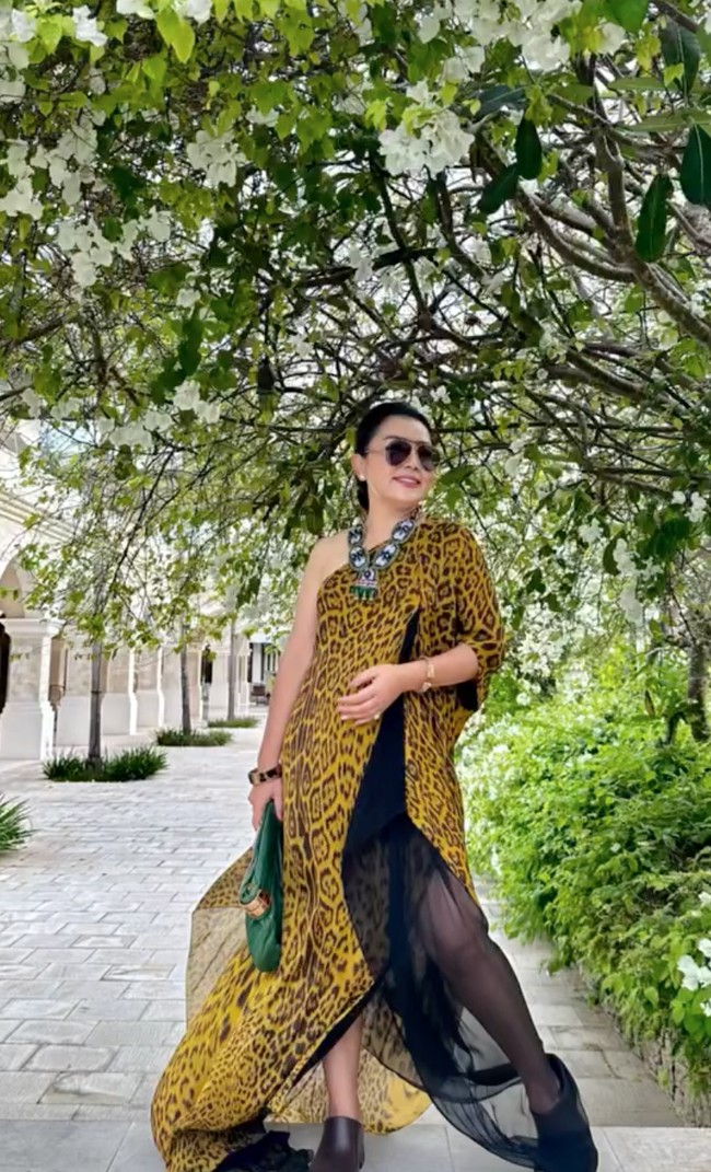 Seperti biasa, Mayang selalu tampil stylish bak sosialita. Kali ini dirinya memilih mengenakan dress one shoulder dengan motif leopard. Dress kuning tersebut juga memiliki potongan asimetri pada bagian bawahnya. Foto: Instagram/@mayangsari_official