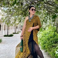 Seperti biasa, Mayang selalu tampil stylish bak sosialita. Kali ini dirinya memilih mengenakan dress one shoulder dengan motif leopard. Dress kuning tersebut juga memiliki potongan asimetri pada bagian bawahnya. Foto: Instagram/@mayangsari_official