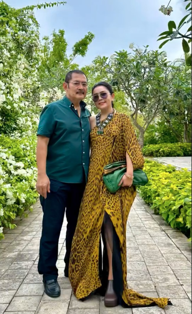 Penampilan Mayang itu dilengkapi dengan kalung yang cukup besar dan tas berwarna hijau, senada dengan kemeja yang dikenakan Bambang. Agar penampilannya semakin stylish, Mayang juga menambahkan kaca mata hitam. Foto: Instagram/@mayangsari_official