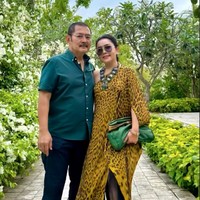 Penampilan Mayang itu dilengkapi dengan kalung yang cukup besar dan tas berwarna hijau, senada dengan kemeja yang dikenakan Bambang. Agar penampilannya semakin stylish, Mayang juga menambahkan kaca mata hitam. Foto: Instagram/@mayangsari_official