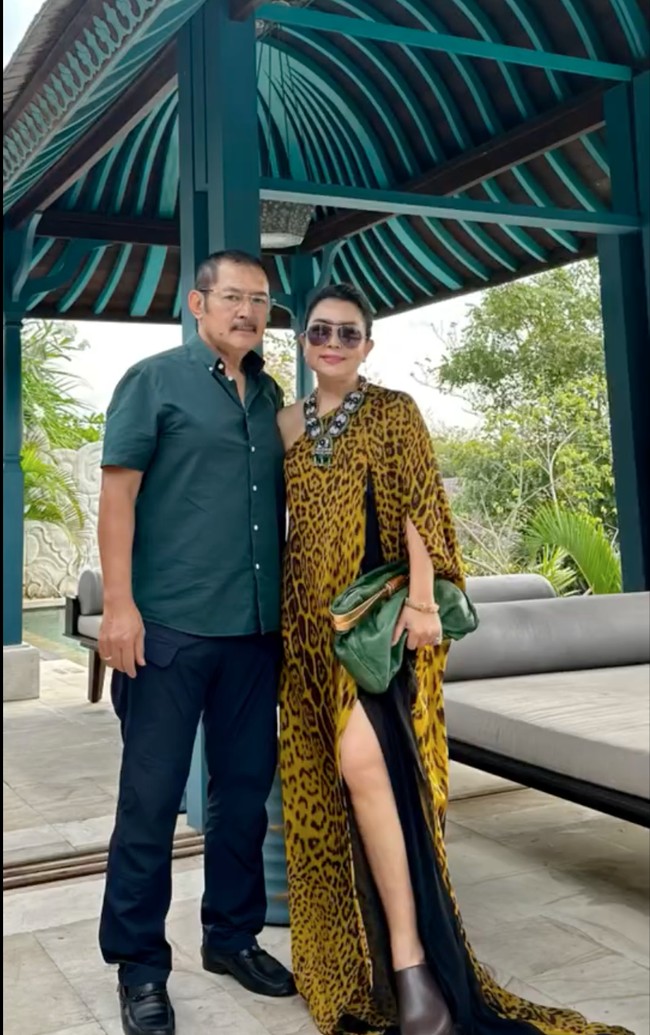 Tengah liburan di sebuah villa mewah, pasangan tersebut terlihat kompak dan mesra. Diketahui bahwa momen liburan tersebut merupakan yang pertama setelah ulang tahun Mayang ke-53 yang jatuh pada 23 Agustus lalu. Foto: Instagram/@mayangsari_official