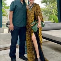 Tengah liburan di sebuah villa mewah, pasangan tersebut terlihat kompak dan mesra. Diketahui bahwa momen liburan tersebut merupakan yang pertama setelah ulang tahun Mayang ke-53 yang jatuh pada 23 Agustus lalu. Foto: Instagram/@mayangsari_official