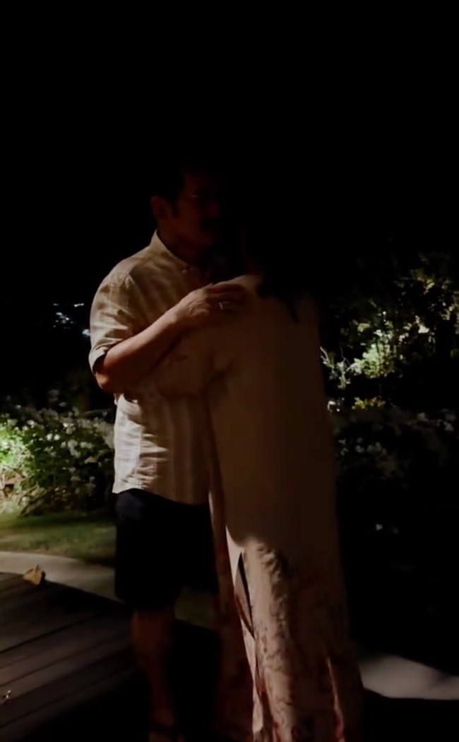 Tampil romantis berdua, orangtua Khirani Trihatmodjo itu juga tak ragu pamer kemesraan. Dalam video yang dibagikan terlihat momen keduanya yang tengah berpelukan. Foto: Instagram/@mayangsari_official