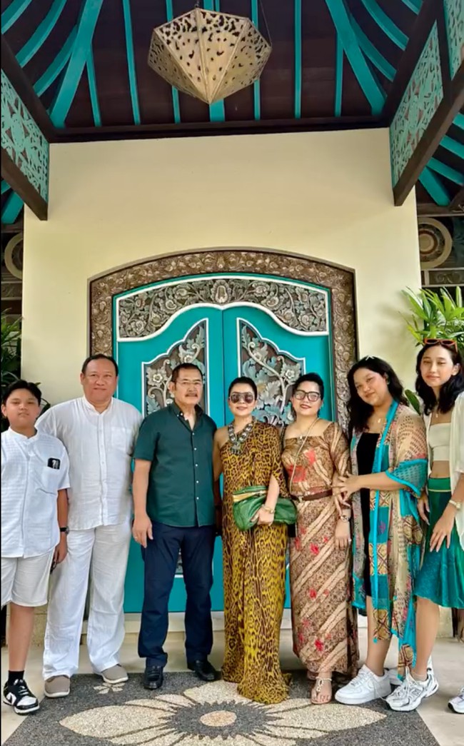 Tak hanya berdua, rupanya beberapa kerabaay Mayang dan Bambang juga ikut berlibur bersama.  Foto: Instagram/@mayangsari_official