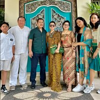 Tak hanya berdua, rupanya beberapa kerabaay Mayang dan Bambang juga ikut berlibur bersama.  Foto: Instagram/@mayangsari_official