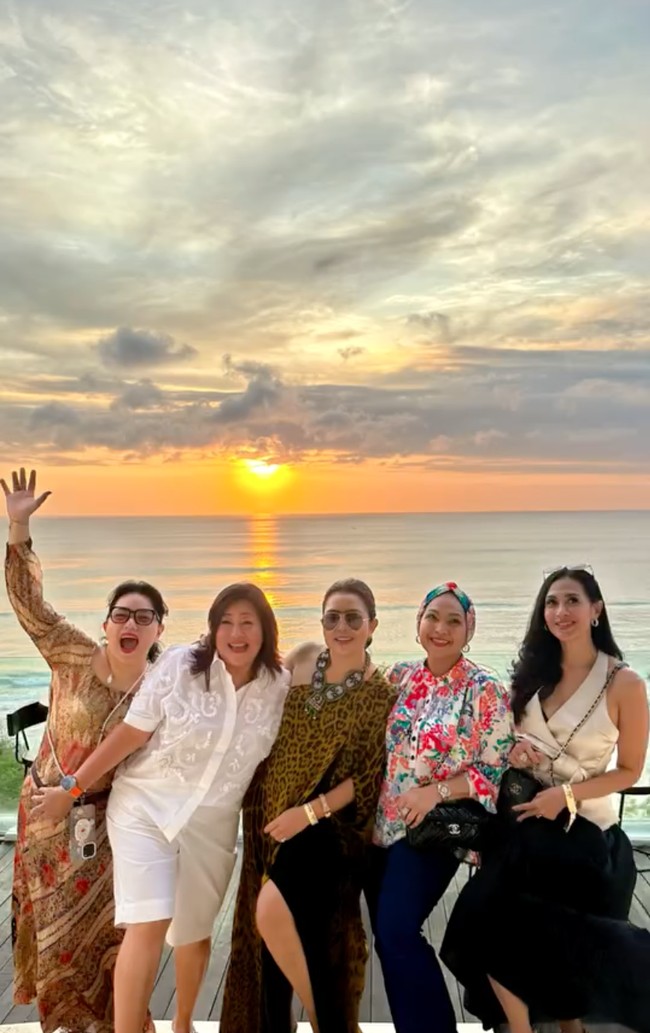 Mayang dan para sahabat juga tampak berkumpul bersama sambil menikmati indahnya sunset.  Foto: Instagram/@mayangsari_official