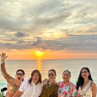 Mayang dan para sahabat juga tampak berkumpul bersama sambil menikmati indahnya sunset.  Foto: Instagram/@mayangsari_official