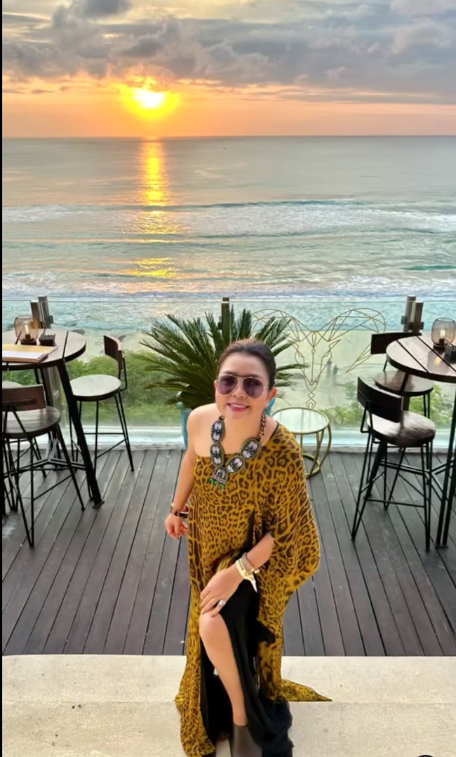 Menjadi bagian dari Keluarga Cendana membuat kehidupan Mayangsari kerap jadi sorotan. Baru-baru ini ibu satu orang anak itu tampak kembali membagikan momen liburan mewahnya. Foto: Instagram/@mayangsari_official