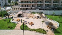 Ashkelon, yang terletak sekitar 10 kilometer (6 mil) di utara Jalur Gaza, memiliki sejarah arkeologi yang kaya. Selain orang Romawi, kota ini juga merupakan rumah bagi orang Filistin selama Zaman Besi awal, sekitar 3.000 tahun yang lalu. Pemakaman kuno yang ditemukan di Ashkelon telah memberikan petunjuk DNA penting yang menunjukkan bahwa orang Filistin mungkin telah bermigrasi ke wilayah tersebut dari Eropa lebih dari 4.000 tahun yang lalu, sebuah teka-teki sejarah yang telah membingungkan para arkeolog selama beberapa dekade.