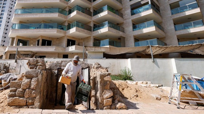 The exterior of a vaulted tomb with wall paintings that, according to the Israel Antiquities Authority (IAA), date back 1,700 years to the Roman era, is pictured near the beach of Ashkelon, Israel, August 27, 2024. REUTERS/Amir Cohen