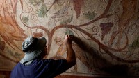 Lukisan-lukisan yang berwarna-warni, yang membentang di langit-langit berkubah dan mencakup desain-desain rumit di seluruh dinding, memperlihatkan bidadari dengan karangan bunga tanaman teratai, burung, rusa, anak-anak yang sedang memetik anggur, sosok yang memainkan seruling Pan, dan tokoh-tokoh dari mitologi Yunani seperti Demeter, dewi bumi dan gandum, dan kepala Medusa, dengan rambutnya yang terbuat dari ular, yang juga diadopsi oleh mitologi Romawi.