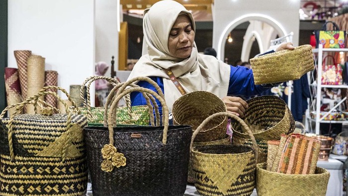 Perajin menganyam rotan dalam pameran Kriyanusa 2024 di Jakarta Convention Center (JCC), Senayan, Jakarta, Rabu (28/8/2024). Dekranas kembali menggelar pameran Kriyanusa 2024 dengan tema Perajin Muda Lestarikan Warisan Budaya yang berlangsung 28 Agustus-1 September 2024 dengan memamerkan produk-produk kriya unggulan dalam negeri. ANTARA FOTO/Aprillio Akbar/tom.