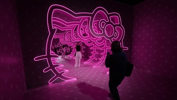 Visitors pose with Hello Kitty decorations as a part of the 50th anniversary of Hello Kitty at Central shopping mall in Bangkok, Thailand, Wednesday, Aug. 28, 2024. (AP Photo/Sakchai Lalit)