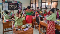 Kegiatan belajar pada kelas tata rias dan busana tari di Kelas 10, SMKN 57 Jakarta. Foto: (Dok Kemendikbud)
