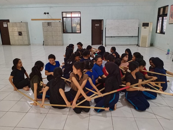 Menjaga kebudayaan tari Betawi di sekolah menengah Menjaga kebudayaan tari Betawi di sekolah menengah