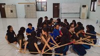Salah satu variasi pembelajaran dan praktik gerak dasar tari atau olah tubuh di kelas pada siswa Kelas 11, SMKN 57 Jakarta. Foto: (Dok Kemendikbud)
