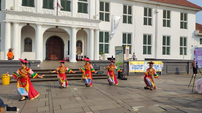 Menjaga kebudayaan tari Betawi di sekolah menengah