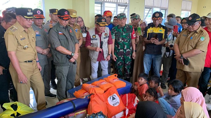 Menko PMK Muhadjir bersama Kepala BNPB Suharyanto memantau kondisi pengungsi terdampak banjir di Ternate.