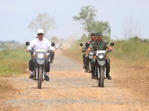 Mentan Keliling Pakai Motor Babinsa Cek Potensi Pertanian Kapuas