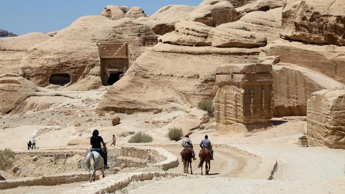 Visitors walk in the ancient city of Petra, south of Amman, Jordan, August 25, 2024. REUTERS/Alaa Al Sukhni