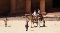 Sejumlah toko dan bisnis di dekatnya terpaksa tutup, dengan pemerintah daerah, pemandu wisata, dan pemilik toko mengatakan perang yang sedang berlangsung di Gaza di dekatnya membuat wisatawan menjauh.  
