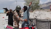 Pasukan Pakistan memburu militan separatis yang bertanggung jawab atas tewasnya puluhan orang di Provinsi Balochistan.