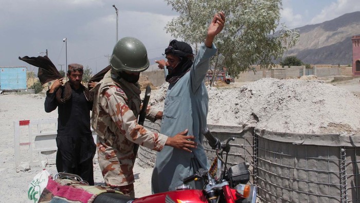 A paramilitary soldier stands on a road, as restoration works go on at damaged railway tracks, a day after separatist militants conducted deadly attacks, in Bolan district of Pakistan's restive province of Balochistan, Pakistan, August 27, 2024. REUTERS/Naseer Ahmed
