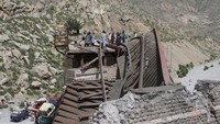 Mereka pun menyerang hotel serta jembatan kereta api yang menghubungkan Balochistan dengan wilayah Pakistan lainnya.