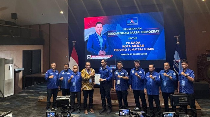 Momen AHY menyerahkan surat dukungan ke Aulia Rachman untuk Pilwalkot Medan. (Istimewa)