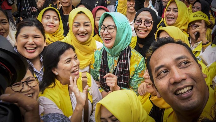 Airin Rachmi Diany dan Ade Sumardi resmi mendaftarkan diri sebagai cagub dan cawagub Banten. Proses penyerahan dokumen persyaratan dilakukan di aula utama KPU Banten, Rabu (28/8/2024).