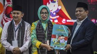 Airin menyerahkan dokumen persyaratan kepada Ketua KPU Provinsi Banten Mohamad Ihsan, Rabu (28/8/2024).
